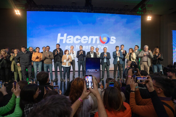 Junto a Randazzo, Llaryora y otros dirigentes, Schiaretti celebró el segundo lugar.