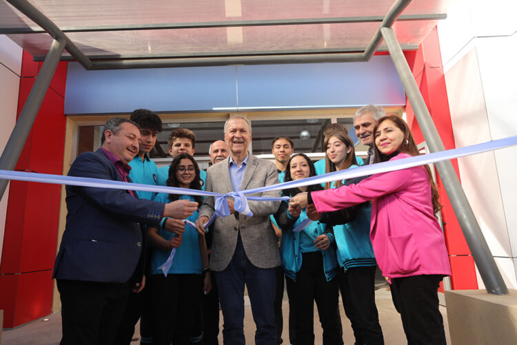 El Gobernador participó de la inauguración de una escuela Proa en Deán Funes.