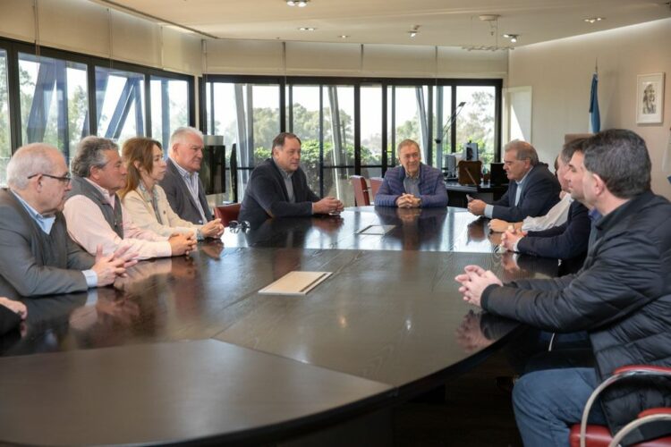 El Gobernador recibió ayer a los dirigentes del campo en el Centro Cívico.