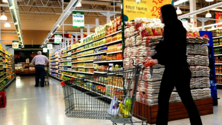 Anuncian un acuerdo de precios para 53.000 productos de primera necesidad de más de 425 empresas