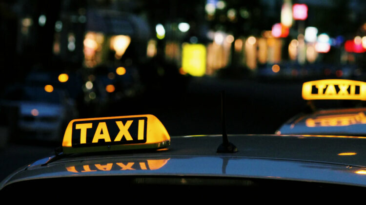 Italia inició un plan piloto de taxis gratis para quienes salgan del boliche con exceso de alcohol