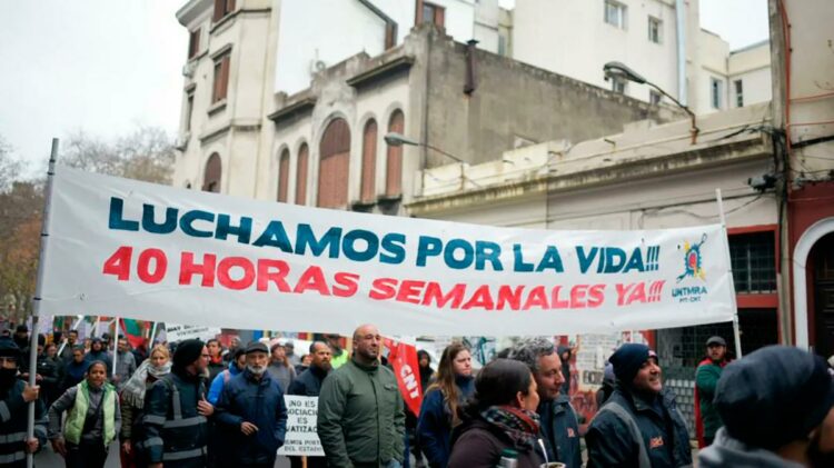 La central de trabajadores uruguayos realizó un paro de cuatro horas en demanda de mejoras salariales.