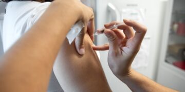 Continúa la vacunación en distintos puntos de la ciudad