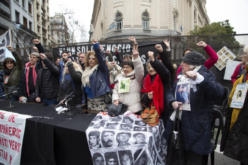 Organizaciones de DDHH protestan en la Legislatura porteña contra el acto de Villarruel