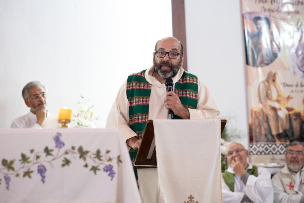 El cura Oberlin estuvo a cargo de la misa de desagravio al papa contra los dichos de Milei