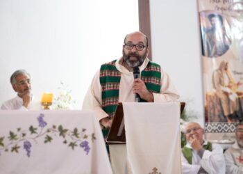 El cura Oberlin estuvo a cargo de la misa de desagravio al papa contra los dichos de Milei