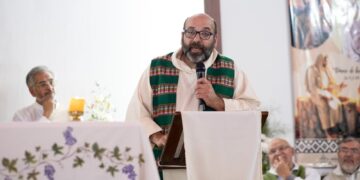 El cura Oberlin estuvo a cargo de la misa de desagravio al papa contra los dichos de Milei