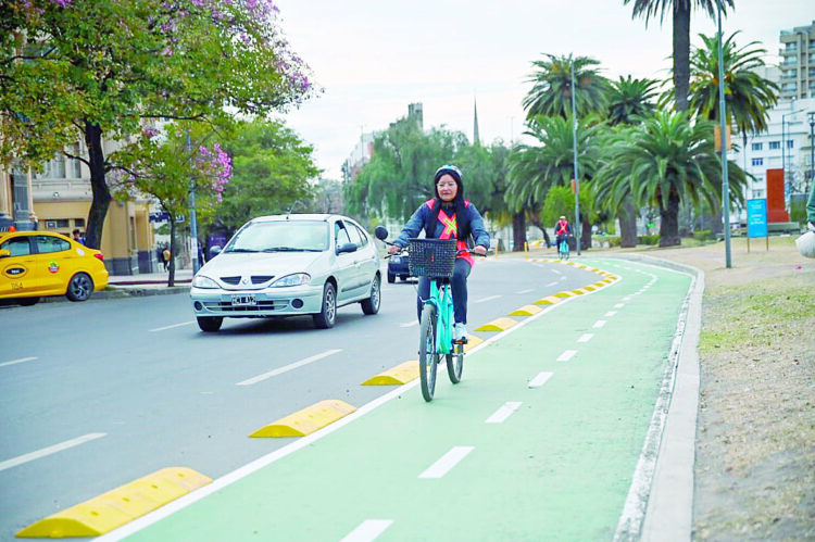 La ciclovía ubicada en la avenida Yrigoyen Sur fue pintada el fin de semana.