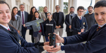 Cinco alumnos del Monserrat triunfan en una competencia y enviarán un satélite al espacio