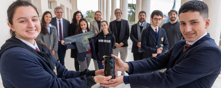 Cinco alumnos del Monserrat triunfan en una competencia y enviarán un satélite al espacio