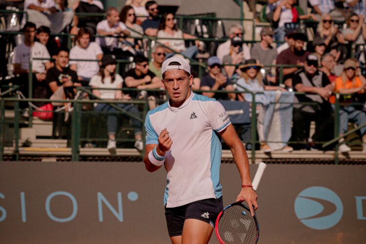 Báez ganó el segundo punto y dejó a la Argentina al borde de la clasificación en la Copa Davis