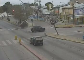 Video: un impactante accidente en Alta Córdoba dejó a dos personas hospitalizadas