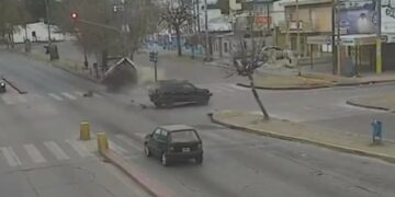 Video: un impactante accidente en Alta Córdoba dejó a dos personas hospitalizadas