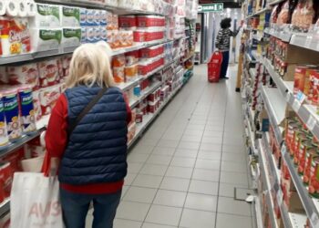 La suba de precios de productos claves supera por varios puntos a la de los salarios