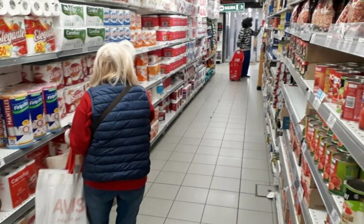 La suba de precios de productos claves supera por varios puntos a la de los salarios