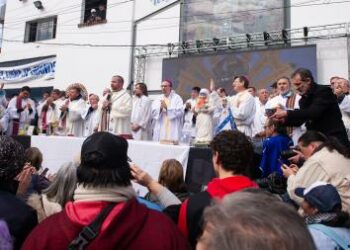 La iglesia católica realizó una misa en apoyo al papa Francisco tras los dichos de Milei