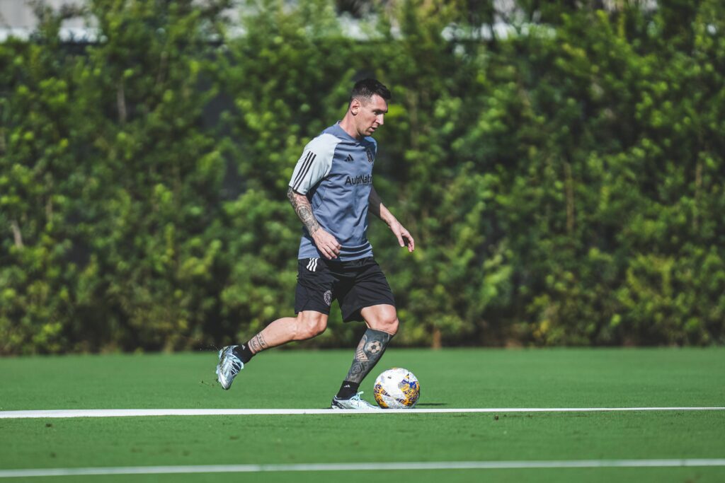 Messi sorprendió a todos con un nuevo look en su vuelta a los entrenamientos