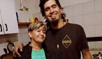 Murió apuñalado en Bolivia y su madre denuncia que en el hospital no quisieron atenderlo
