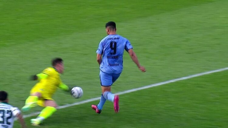 La jugada en la que todo Belgrano reclamó la expulsión de Devecchi.