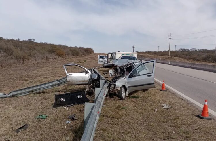 Así quedó el auto, tras el accidente en Los Cóndores, en Calamuchita.