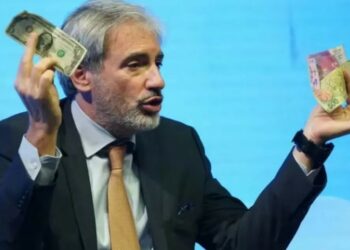 Un economista asesor de Milei relativizó el plan de dolarizar la economía