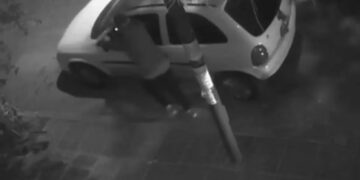 Le robaron su auto empujándolo en plena vía pública y pide ayuda para encontrarlo
