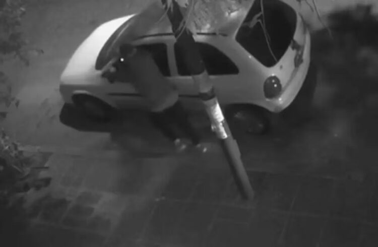 Le robaron su auto empujándolo en plena vía pública y pide ayuda para encontrarlo