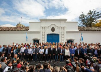 Sergio Massa relanzó su campaña con gobernadores y referentes del PJ en Tucumán