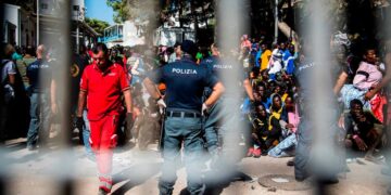 Una ola de migrantes duplicó la población de una isla italiana