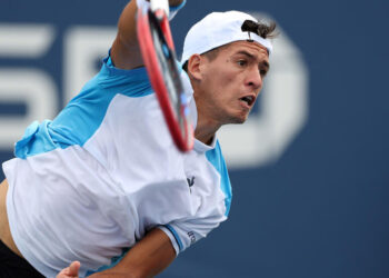 Sebastián Báez sorprendió y se convirtió en el único tenista argentino en avanzar de ronda