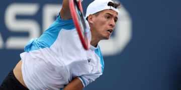 Sebastián Báez sorprendió y se convirtió en el único tenista argentino en avanzar de ronda