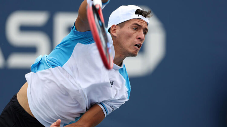 Sebastián Báez sorprendió y se convirtió en el único tenista argentino en avanzar de ronda
