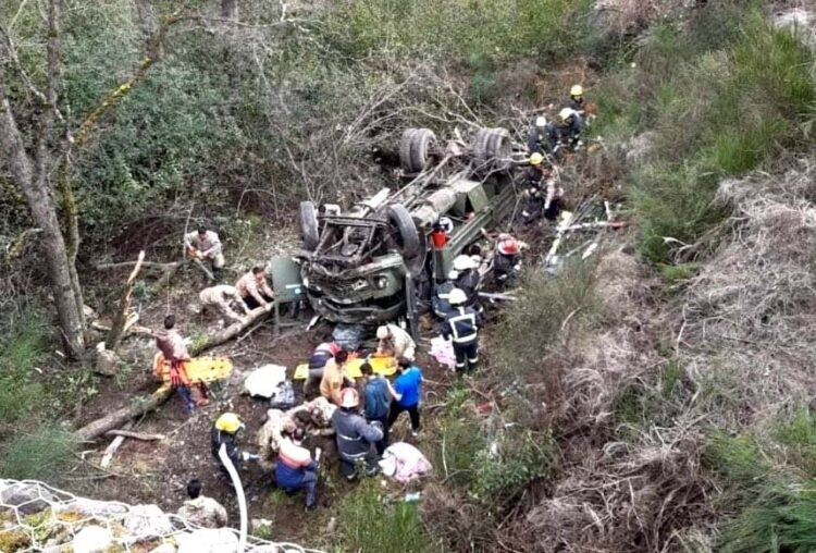 Al menos cuatro soldados muertos tras desbarrancar un camión en San Martín de los Andes