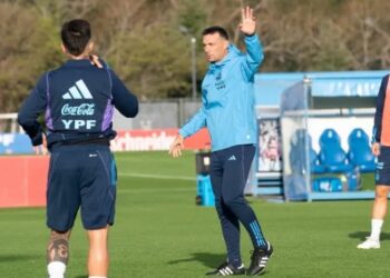 Messi llegó a la Argentina y la Selección se entrenó con plantel completo