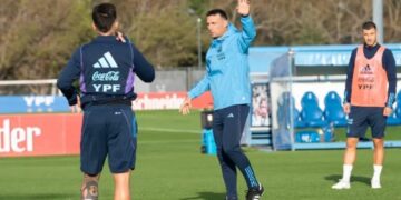 Messi llegó a la Argentina y la Selección se entrenó con plantel completo