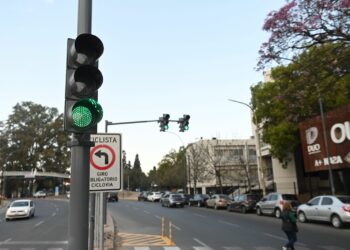 Instalaron nuevos semáforos que cambian a rojo cuando peatones o ciclistas van a cruzar