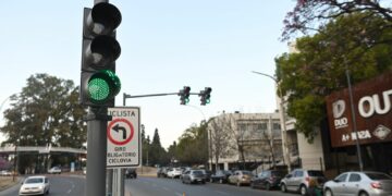 Instalaron nuevos semáforos que cambian a rojo cuando peatones o ciclistas van a cruzar