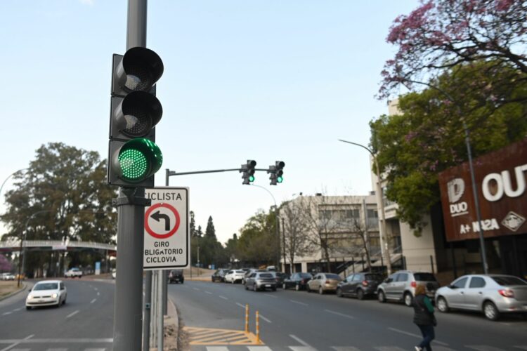 Instalaron nuevos semáforos que cambian a rojo cuando peatones o ciclistas van a cruzar