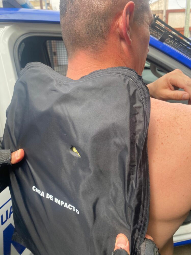 Un agente de la Policía resultó herido por un impacto de arma de fuego y piedrazos de vecinos