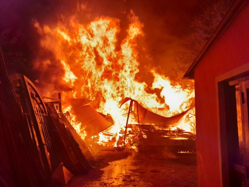 Un impresionante incendio devastó una carpintería en barrio El Cerrito