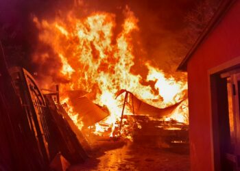 Un impresionante incendio devastó una carpintería en barrio El Cerrito