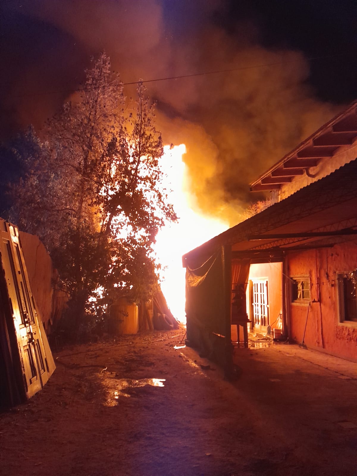 Un impresionante incendio devastó una carpintería en barrio El Cerrito