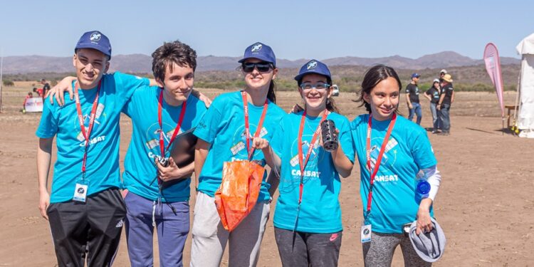 Estudiantes del Monserrat lanzaron satélites desde la Conae