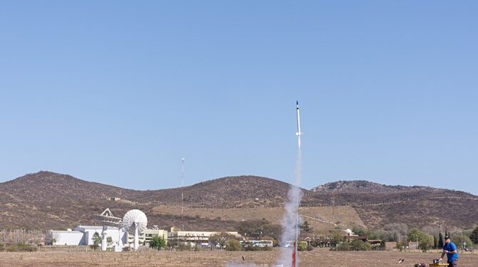 Estudiantes del Monserrat lanzaron satélites desde la Conae