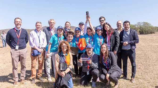 Estudiantes del Monserrat lanzaron satélites desde la Conae