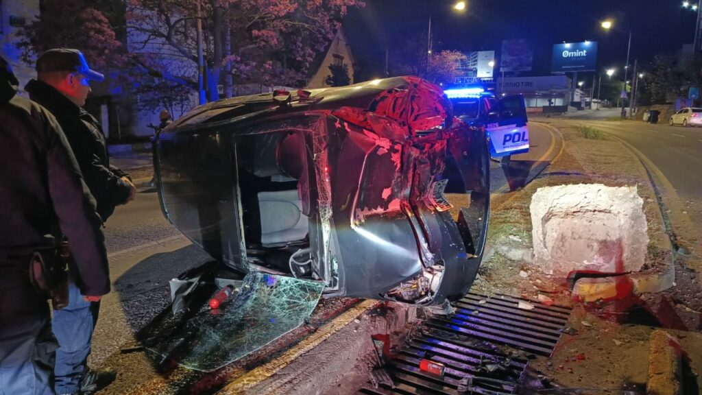 Manejaba alcoholizado, perdió el control y tras ser rescatado del coche se puso a descansar