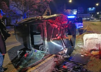 Manejaba alcoholizado, perdió el control y tras ser rescatado del coche se puso a descansar