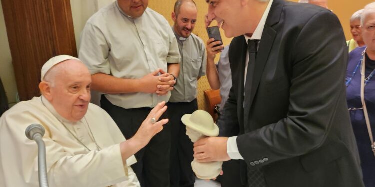 En Roma, Llaryora invitó al Papa para que visite Córdoba en 2024