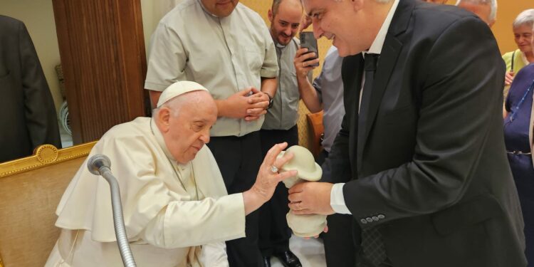 En Roma, Llaryora invitó al Papa para que visite Córdoba en 2024