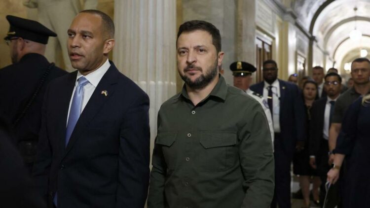 Apenas arribado a Washington, el presidente, vestido con su habitual uniforme caqui, se dirigió al Congreso.